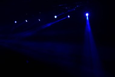bir konserde sahne ışıkları