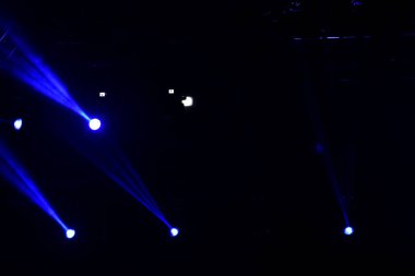 bir konserde sahne ışıkları
