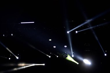 bir konserde sahne ışıkları