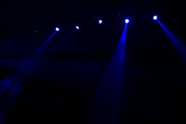 bir konserde sahne ışıkları