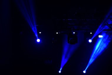 bir konserde sahne ışıkları