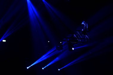 bir konserde sahne ışıkları