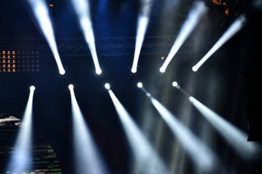 bir konserde sahne ışıkları