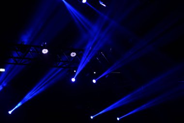 bir konserde sahne ışıkları