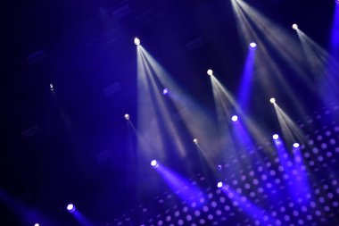 bir konserde sahne ışıkları