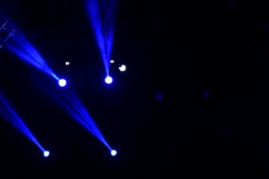 bir konserde sahne ışıkları
