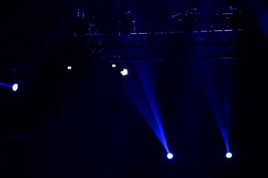 bir konserde sahne ışıkları