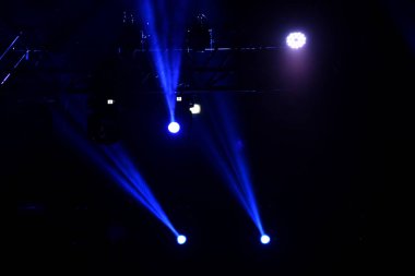 bir konserde sahne ışıkları