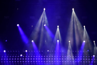 bir konserde sahne ışıkları