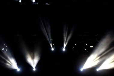 bir konserde sahne ışıkları