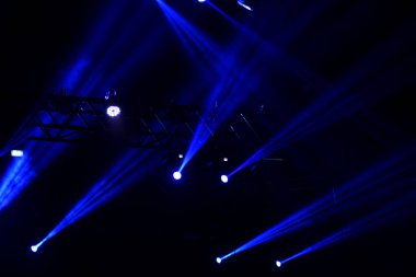 bir konserde sahne ışıkları