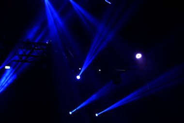 bir konserde sahne ışıkları