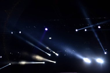 bir konserde sahne ışıkları