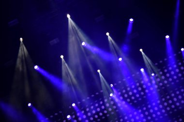 bir konserde sahne ışıkları