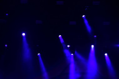 bir konserde sahne ışıkları