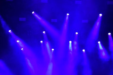 bir konserde sahne ışıkları
