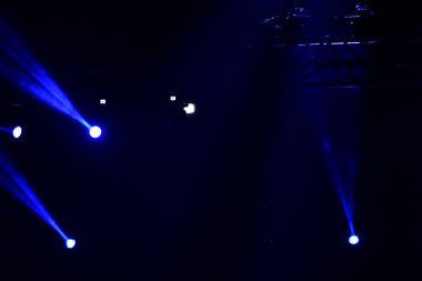 bir konserde sahne ışıkları
