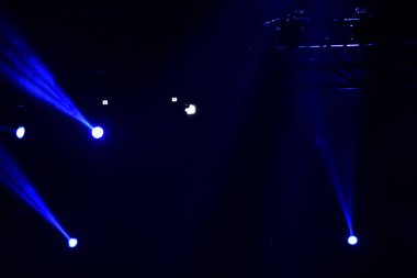 bir konserde sahne ışıkları