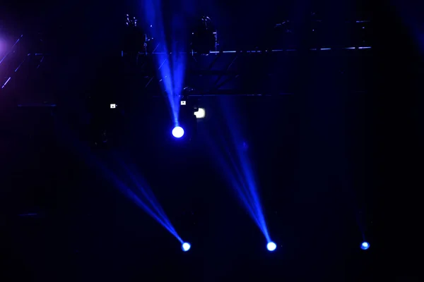 Lumini de scenă la un concert — Fotografie, imagine de stoc