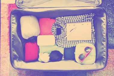 Seyahat aksesuarları bir bavul. Tonda vintage