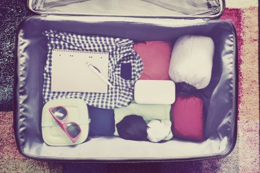 Seyahat aksesuarları bir bavul. Tonda vintage