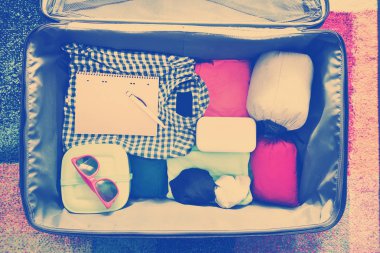 Seyahat aksesuarları bir bavul. Tonda vintage