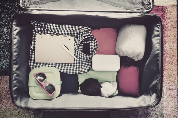 Resetillbehör i en resväska. Vintage tonas — Stockfoto