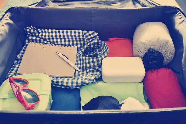 एक सूटकेस में यात्रा सामान। विंटेज टोंड — स्टॉक फ़ोटो, इमेज
