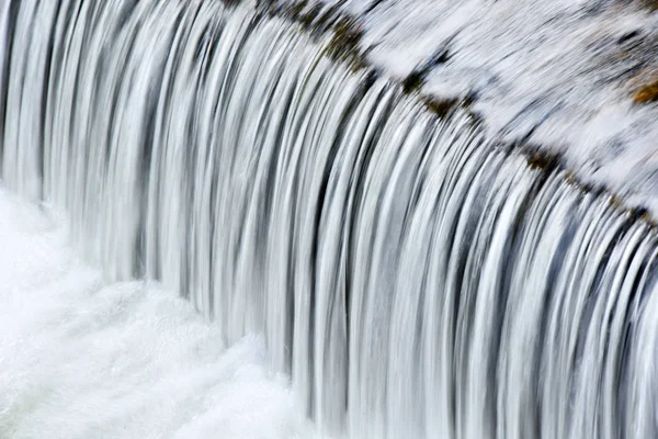 Liten cascade, vatten ström flyter — Stockfoto