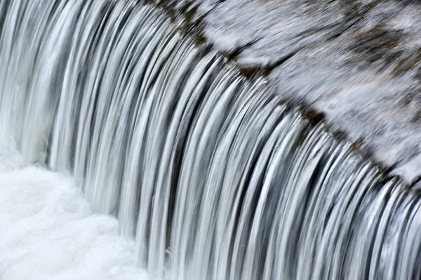 Litet vattenfall på en bergsflod — Stockfoto