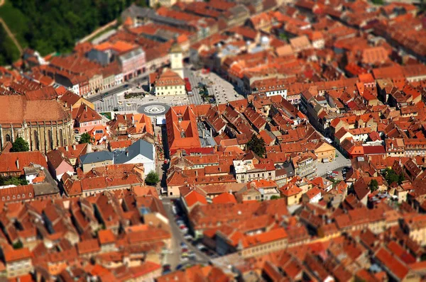 Widok z lotu ptaka miasta Braszów, w Rumunii. Tilt shift obiektyw efekt — Zdjęcie stockowe