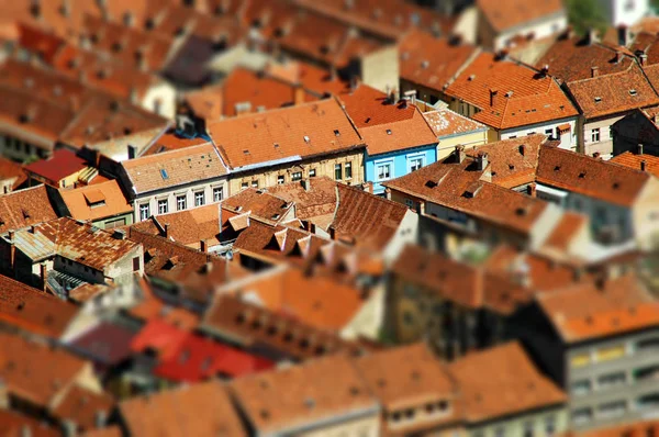 Na dachu tilt shift widzenia europejskiego miasta. Brasov, Rumunia — Zdjęcie stockowe