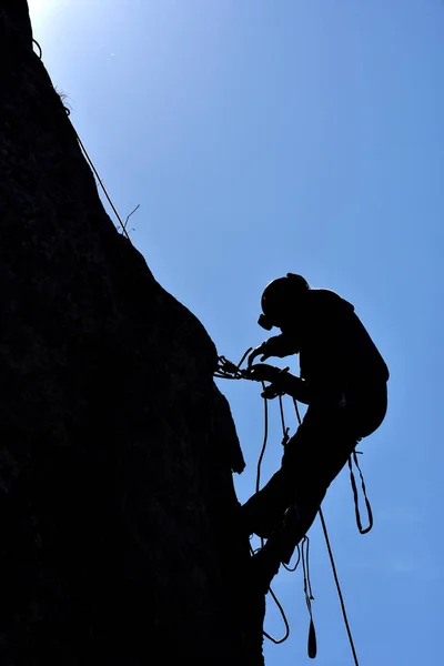 Duvarda asılı bir dağcı silüeti — Stok fotoğraf
