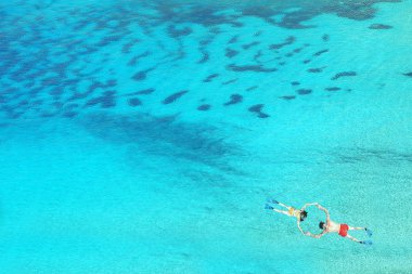 Çift açık mavi deniz suyu içinde şnorkel dron görünümü