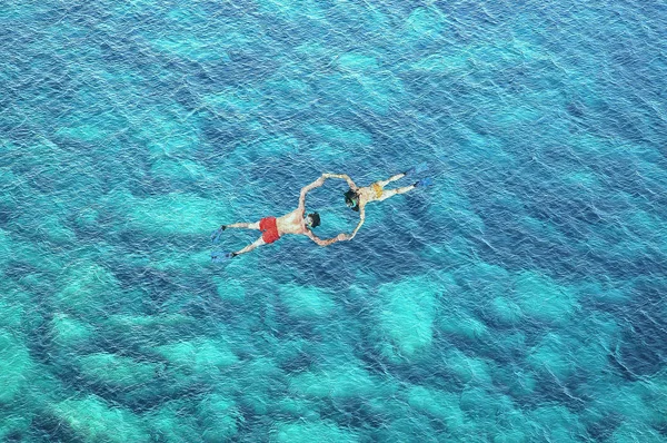 Drone vista di coppia snorkeling in acqua di mare blu — Foto Stock