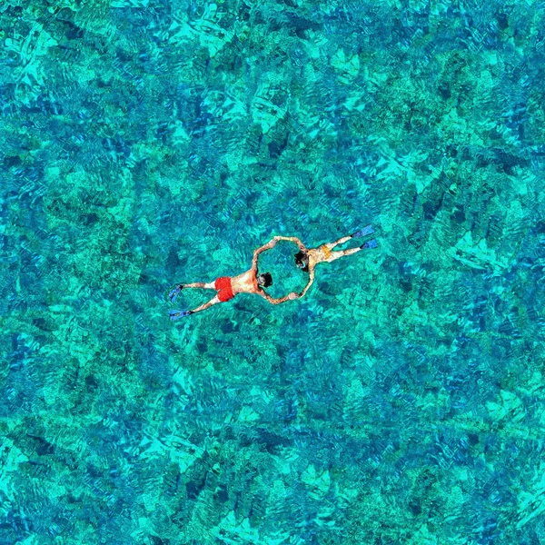 Coppia di snorkeling in acqua di mare. Vista da un drone — Foto Stock