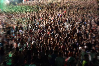 Etkin bir bulanık kalabalığa zoom