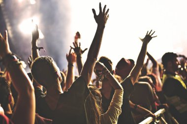 Arkadan Görünüş kalabalık konser zevk