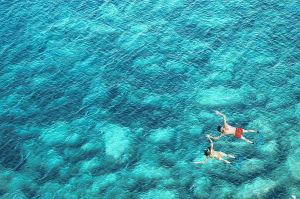 Vista superior de pareja haciendo snorkel en agua de mar —  Fotos de Stock