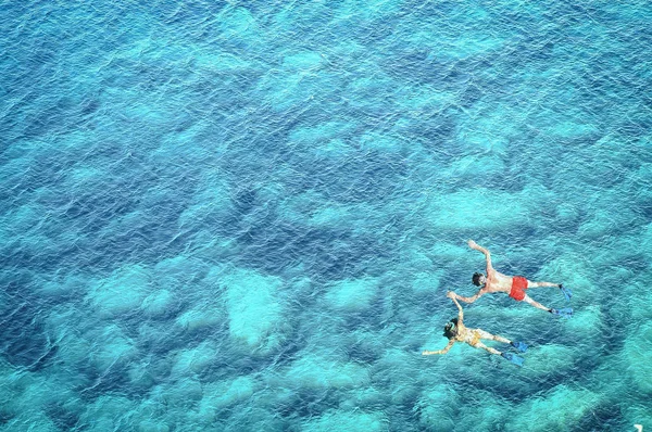 Above view of couple snorkeling in sea water — Stock Photo, Image