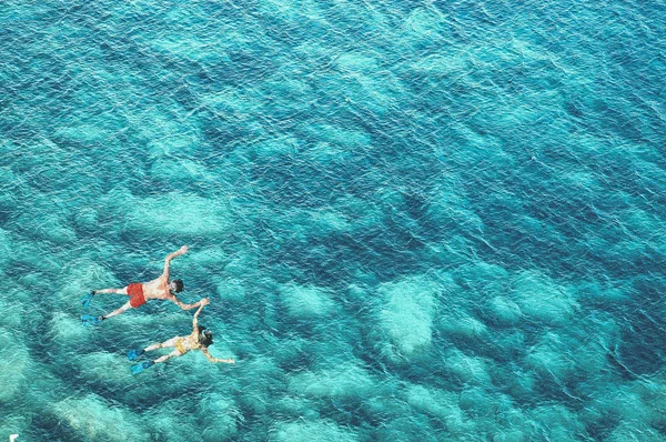 Pareja en luna de miel haciendo snorkel en aguas cristalinas — Foto de Stock
