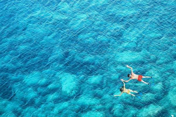 Vista drone de casal snorkeling na água do mar — Fotografia de Stock
