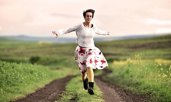 Linda mulher correndo em uma estrada rural — Fotografia de Stock
