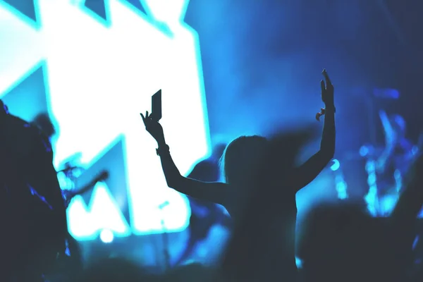 Vista trasera de una mujer disfrutando de un concierto — Foto de Stock