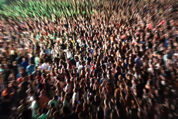 Zoom in effect on a blurred crowd — Stock Photo, Image