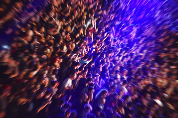 Zoom in effect on a blurred crowd — Stock Photo, Image