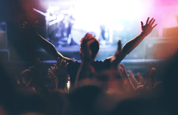 Vista trasera de un hombre disfrutando de un concierto — Foto de Stock