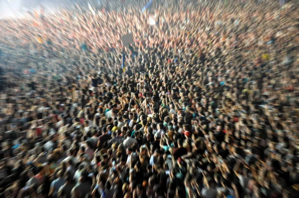 Zoom em efeito em uma multidão turva — Fotografia de Stock