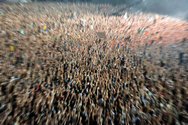 Zoom in effect on a blurred crowd — Stock Photo, Image