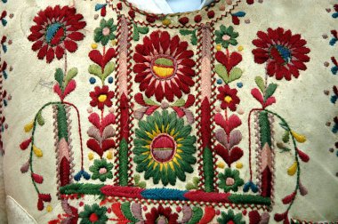 Geleneksel Romen Macar kostüm ayrıntı çiçek motifi